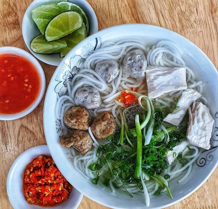 Nhắc đến những quán bánh canh chả cá nổi tiếng nhất ở Nha Trang thì không thể không nhắc đến bánh canh Nha Trang Bà Thừa.