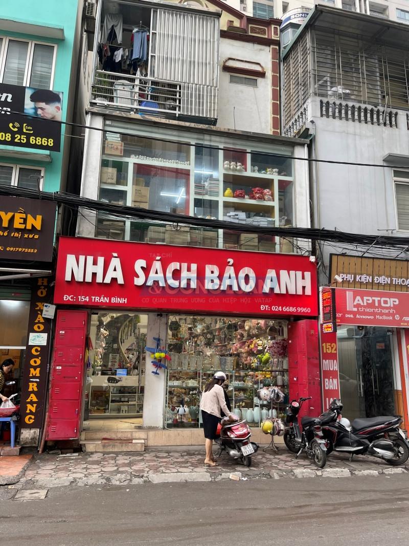 Nhà sách Bảo Anh cơ sở số 154 Trần Bình, Nam Từ Liêm, Hà Nội, Đội Quản lý thị trường số 6 đã phát hiện 17 chiếc bình đựng nước trên nhãn có chữ Happy Children