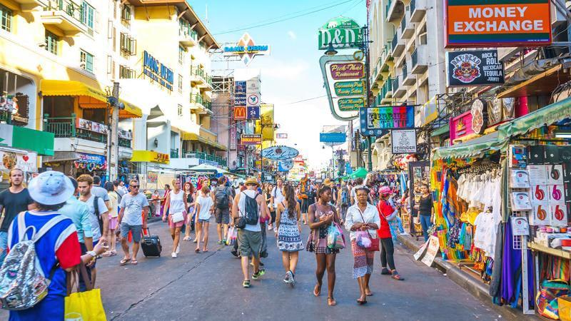 Phố Khao San nằm ở khu Phra Nakhon, trung tâm Bangkok, Thái Lan