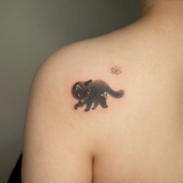 mẫu tattoo con mèo nhỏ sau vai