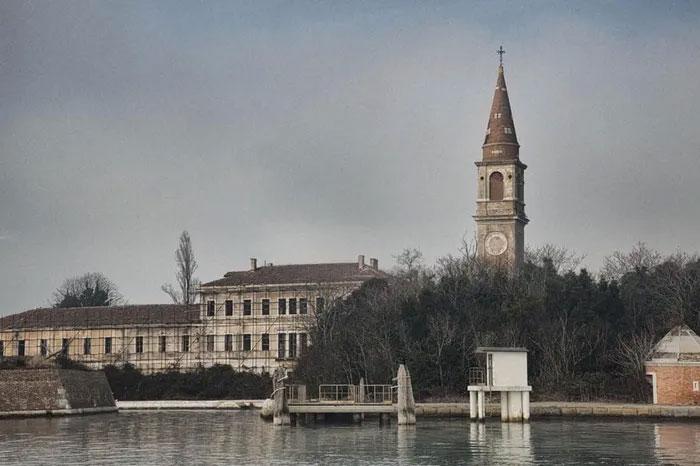 Poveglia là trạm cách ly và nấm mồ của hơn 160.000 người mắc dịch hạch.