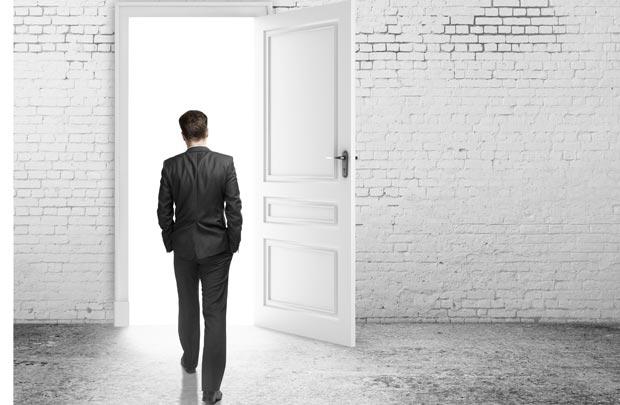 Nên bước chân nào ra khỏi nhà để may mắn, bạn đã biết?