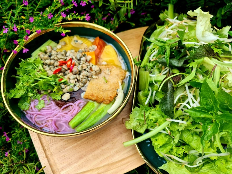 Sau sinh ăn bún hến: an toàn và hợp lý?