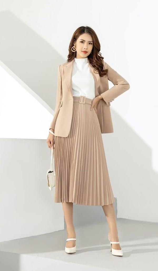 Phối chân váy xếp ly dài cùng với áo blazer