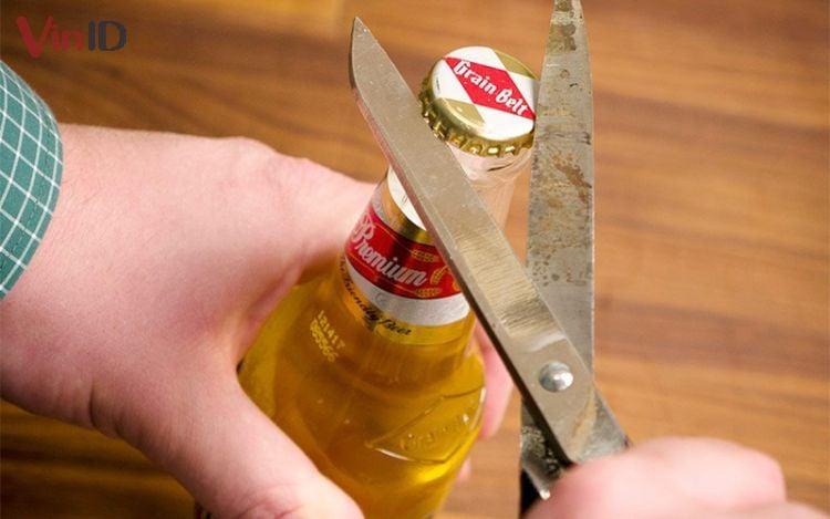 TOP 10 cách khui bia không cần đồ khui cực đơn giản, ai cũng làm được