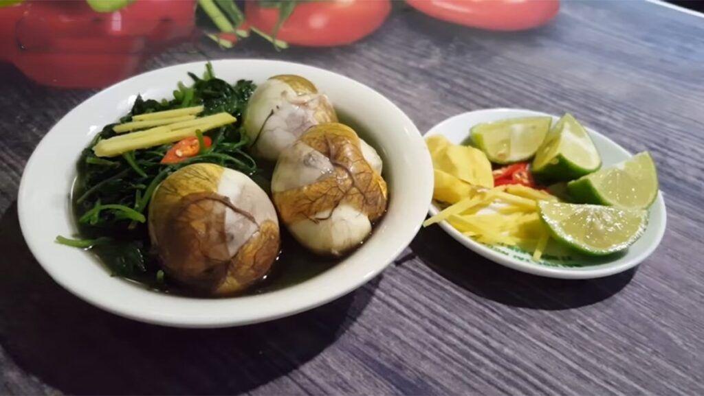 Trứng vịt lộn hầm ngải cứu – món ăn bồi bổ sức khỏe đơn giản tại nhà