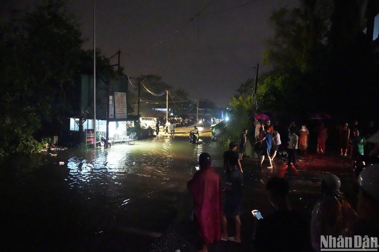 Nước sông Hồng dâng cao kèm mưa lớn, Hà Nội có nguy cơ ngập úng diện rộng