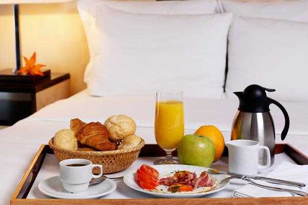 Room Service Là Gì? Quy Trình Phục Vụ Room Service Trong Khách Sạn 5 Sao