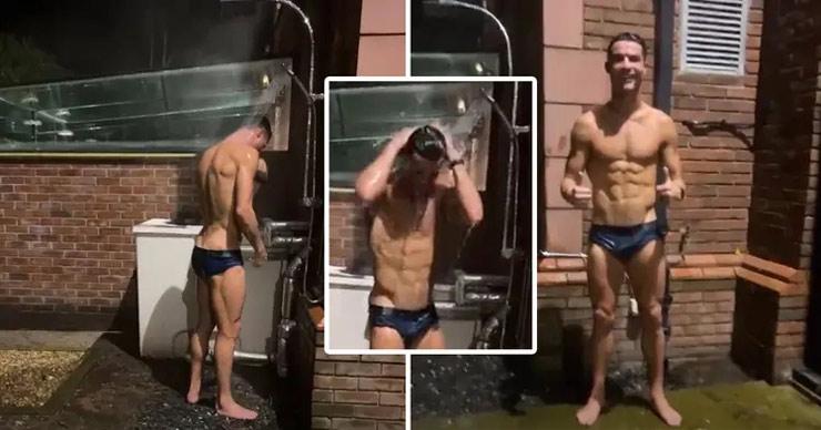 Ronaldo khoe clip nhạy cảm, vô tư "tắm tiên" trước 700.000 fan theo dõi